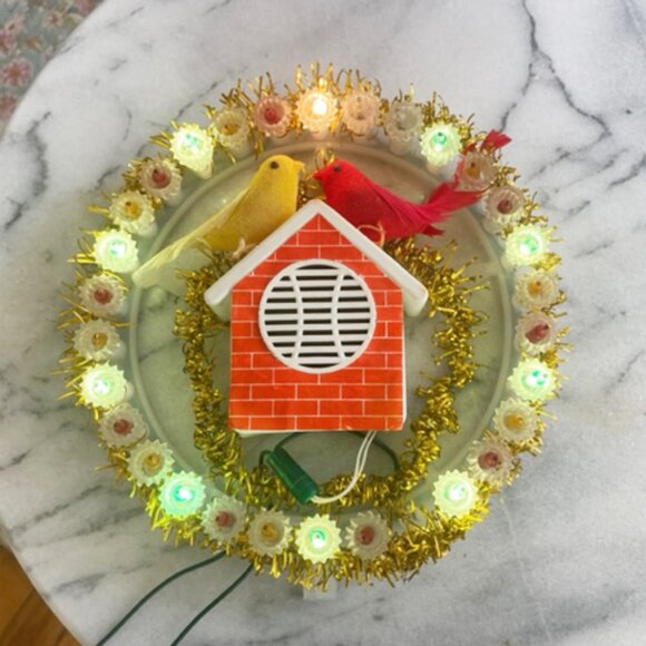 Vintage Christmas Lighted Musical Wreath Decor Birds House !960s Wall Plaque - Picture 1 of 9